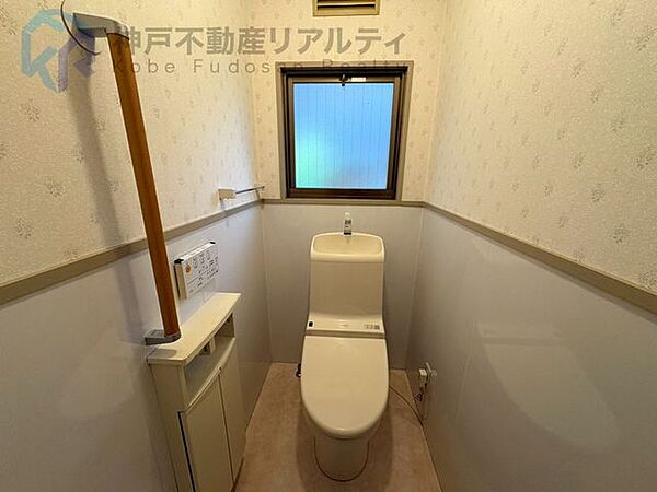 白を基調としたシンプルで清潔感あるトイレ