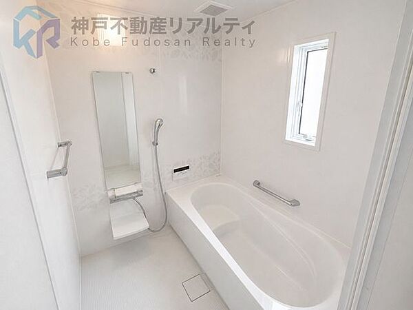 ・スイッチ一つで給湯から追い炊きまで可能なオートバス！※室内写真は家具消し加工をしたものです。
