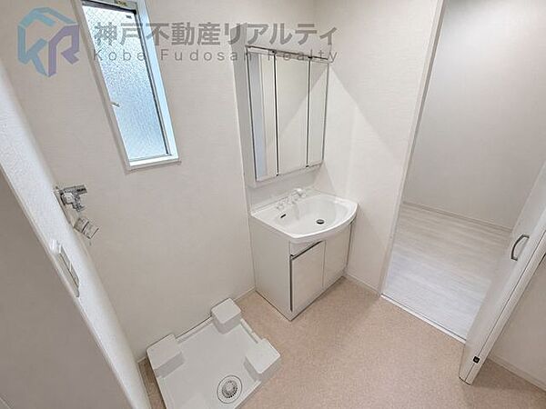・収納も兼ね備えた三面鏡付きの洗面化粧台で、朝の身支度もスムーズ！※室内写真は家具消し加工をしたものです。
