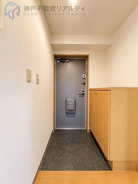 玄関にご家族のお履物も整理しやすいシューズボックス♪※AIによる画像加工で家具を消しております。
