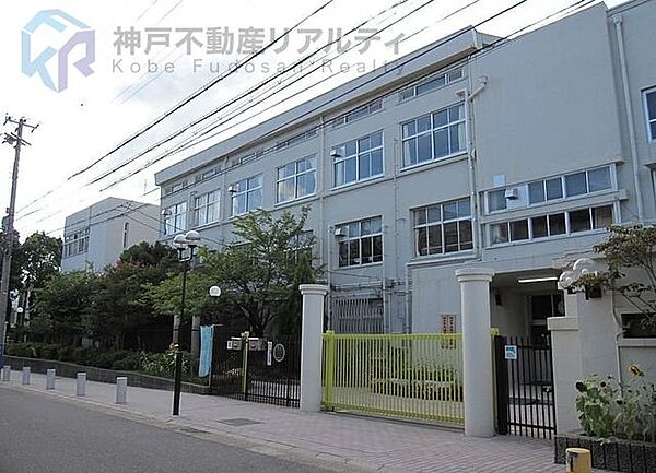 神戸市立湊川中学校 徒歩8分。 630m