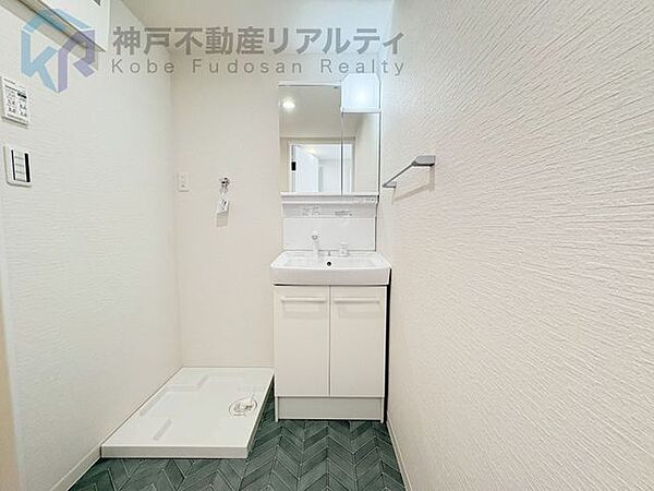 収納も兼ね備えた鏡つきの洗面化粧台で、朝の身支度もスムーズ！