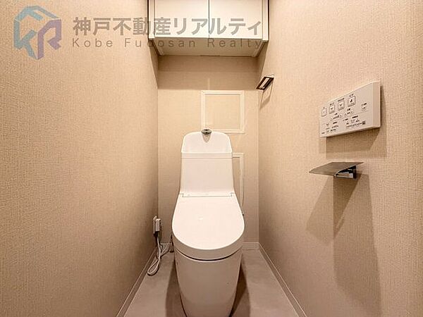 白を基調としたシンプルで清潔感あるトイレ