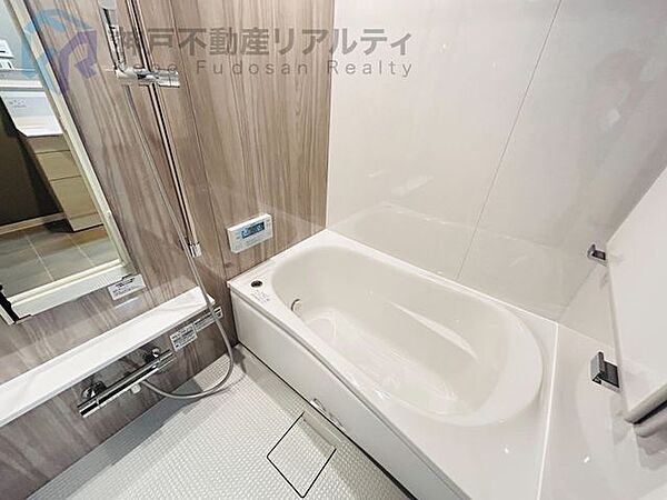 木目調のアクセントパネルが温もりのある浴室空間を演出