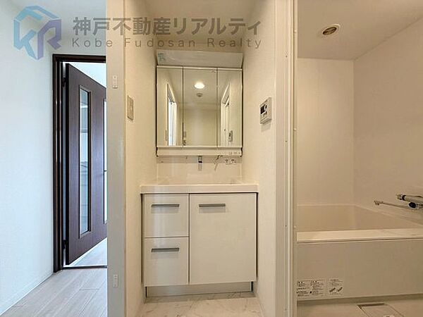 収納も兼ね備えた三面鏡付きの洗面化粧台で、朝の身支度もスムーズ！