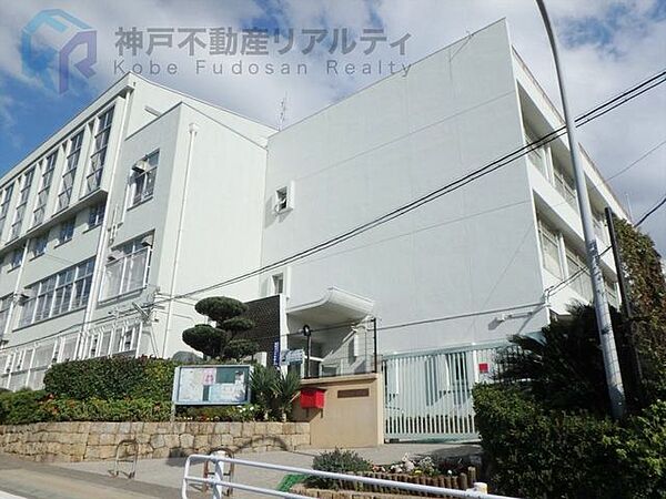 神戸市立霞ケ丘小学校 徒歩9分。 670m