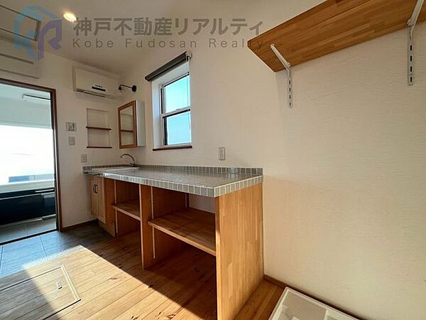 洗面室にも窓があり換気できます♪