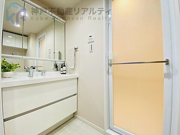 収納も兼ね備えた三面鏡付きの洗面化粧台で、朝の身支度もスムーズ！