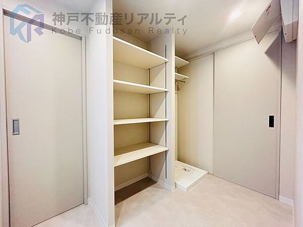 洗面所（洗濯機置き場）の収納スペースは、リネン類や洗剤等の置場にも便利