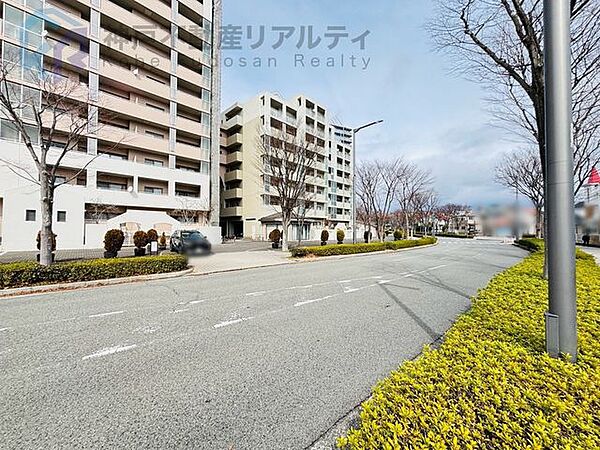 近隣に学校やスーパーなどございます♪