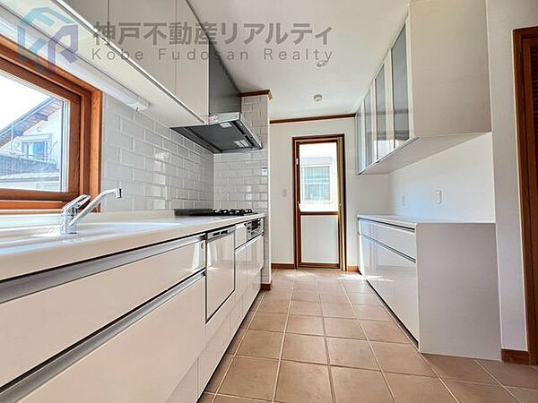 ・カップボードがあり食器等もすっきりと片付きます♪