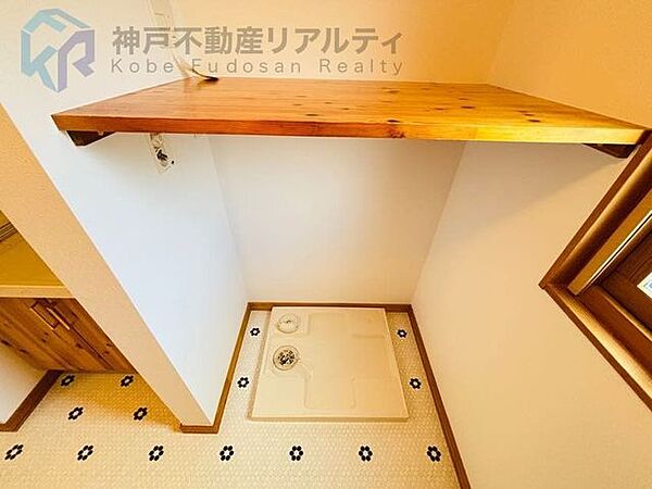 洗濯機置き場にも収納スペースございます♪リネン類や洗剤等の置き場所にも便利♪