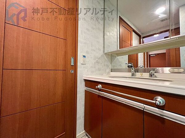 収納も兼ね備えた三面鏡付きの洗面化粧台で、朝の身支度もスムーズ！