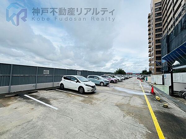 駐車商は月額10000円でご利用いただけます♪（空き状況についてはお問い合わせください）