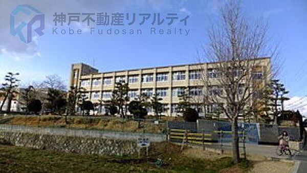 神戸市立岩岡小学校 徒歩10分。 740m