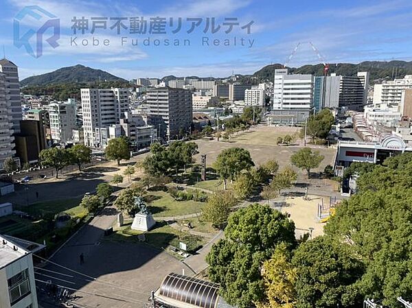 湊川公園 徒歩7分。 490m