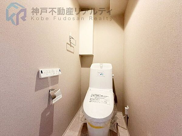 白を基調としたシンプルで清潔感あるトイレ