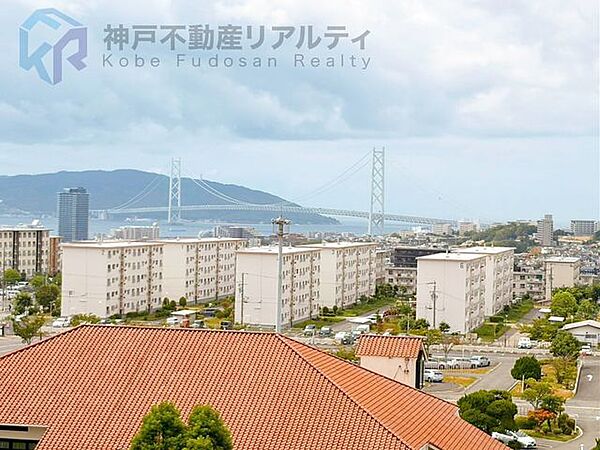 ・バルコニーから明石海峡大橋が望めます♪