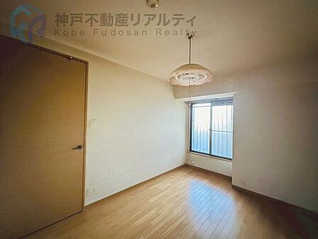 明るい自然光が差し込むシンプルな洋室♪