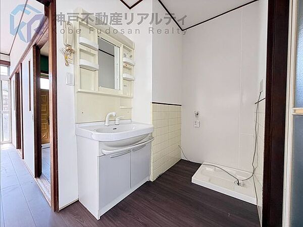 収納も兼ね備えた三面鏡付きの洗面化粧台で、朝の身支度もスムーズ！ミラー裏には化粧品や洗面用品類が収納できます♪