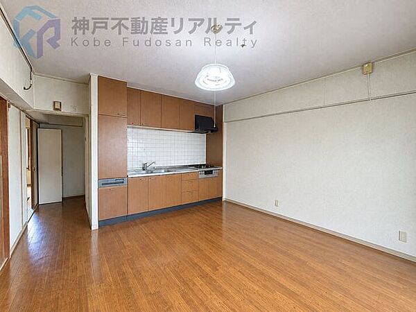 ・壁付キッチンはリビングのスペースを有効にお使いいただけます♪※室内写真は画像加工を施しております。
