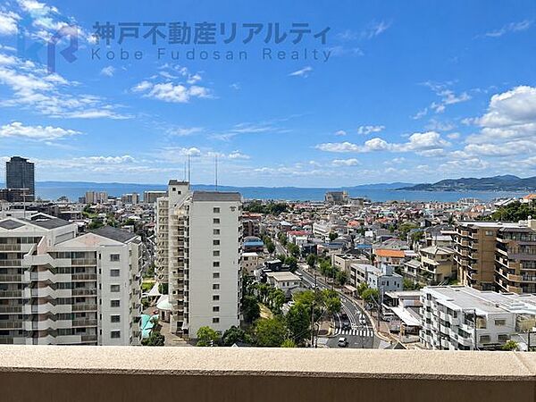 バルコニーからは淡路島と瀬戸内海が望める眺望です♪