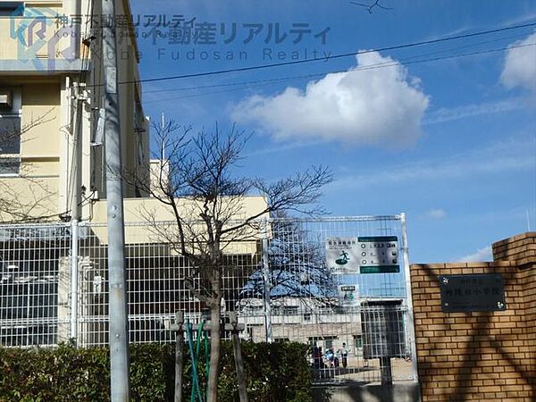 神戸市立神陵台小学校 徒歩13分。 990m