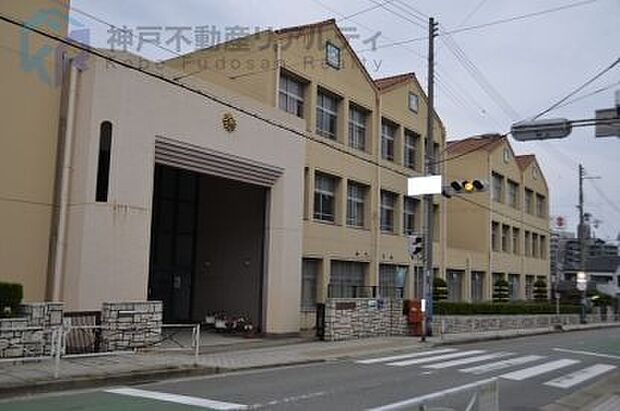 神戸市立西須磨小学校 徒歩9分。 660m
