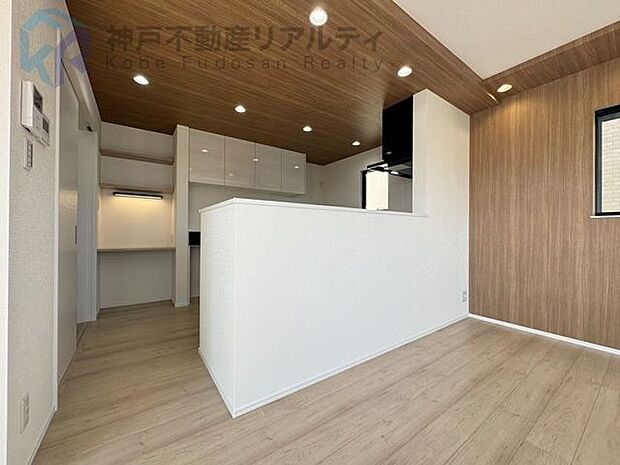 ◆カウンター型のシステムキッチン♪・リビングを見渡せる配置で安心して家事ができます♪