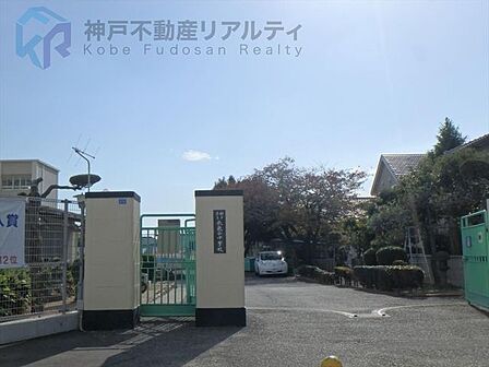 神戸市立歌敷山中学校 徒歩11分。 830m