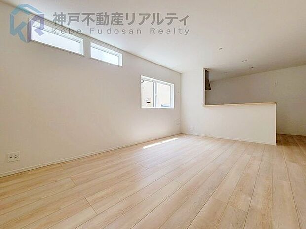 窓が多く明るい室内♪