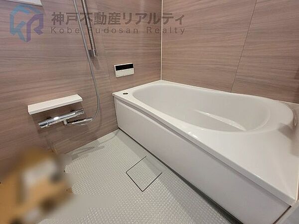 木目調のアクセントパネルが温もりを演出するお洒落な浴室