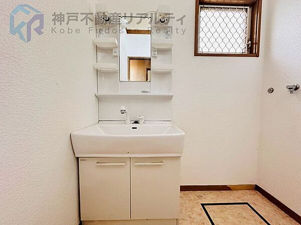 洗面台には小物が収納できますよ♪すぐに取り出せますね♪