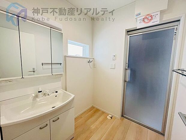 収納たっぷりの三面鏡洗面台で、朝の身支度もスムーズ♪