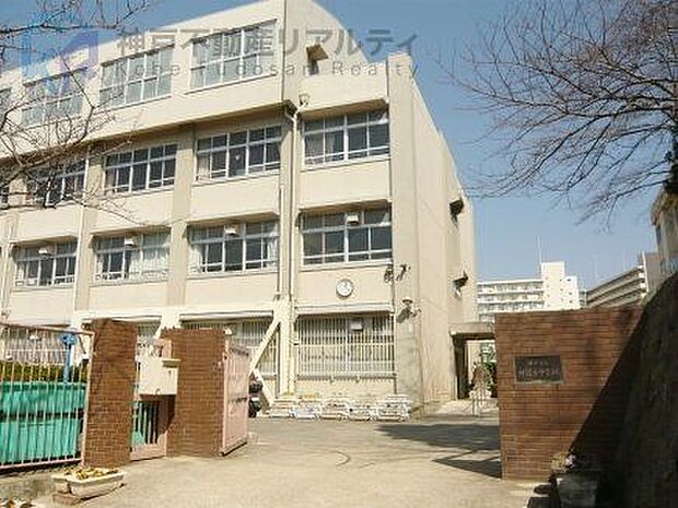 神戸市立神陵台中学校 徒歩11分。 840m