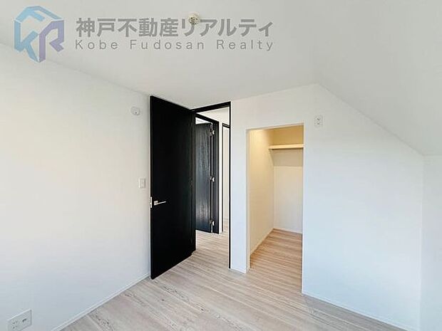 クローゼット付きだから、収納家具いらずでインテリアもすっきり♪