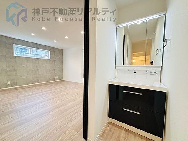 収納たっぷりの三面鏡洗面台で、朝の身支度もスムーズ♪使いやすい引き出し収納で、見た目もスッキリ保てます。