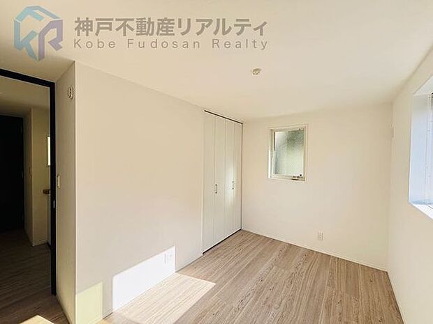 窓が大きく、収納扉がある部屋です。床はフローリング仕様です♪