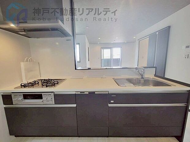 コンロ三口あり。調理の時間短縮ができて大変便利です。