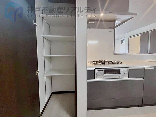 ・パントリーがありキッチン周りもすっきりと片付きます♪