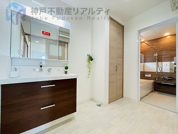 洗髪洗面化粧台付き。洗面ボウルが大きいので洗髪やメイク落としにとても便利です。