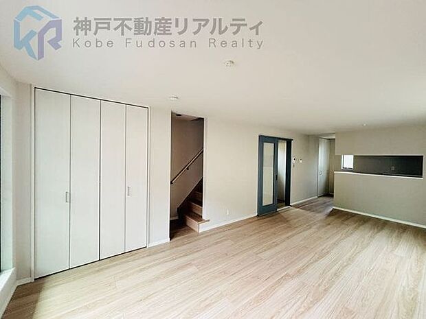 リビング階段なので、家族のコミュニケーションが取りやすく、風通しの良い開放的な空間です。