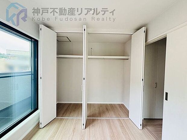 全居室収納あり。それぞれのお部屋にスペースがあるのでプライベートな荷物でも身近に置くことが出来ます。