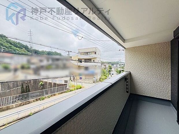 南面バルコニーで太陽の日差しが洗濯物を十分に乾かしてくれます。