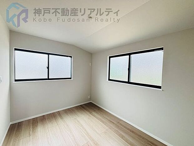 日当たり重要!3面採光はお部屋も明るく、冬でも温かいので快適に過ごせます。