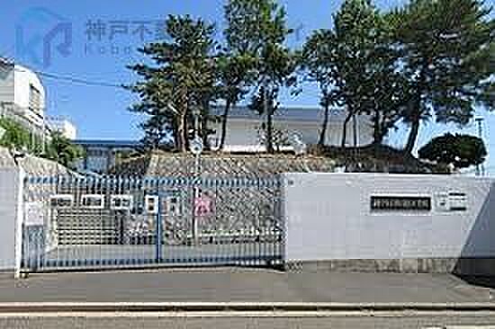 神戸市立鈴蘭台小学校 徒歩11分。 840m