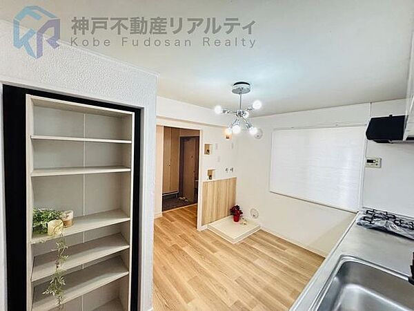 キッチンには収納棚がございます♪キッチン用品やストック類の収納にもお使い下さい♪