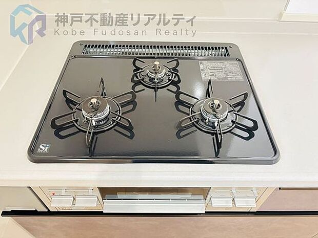 3口コンロ付きのシステムキッチン！同時調理ができて時短に便利ですね