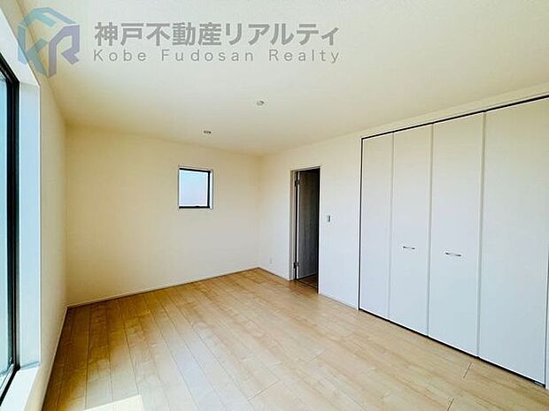 クローゼット付きの洋室♪お洋服の収納にも便利です♪
