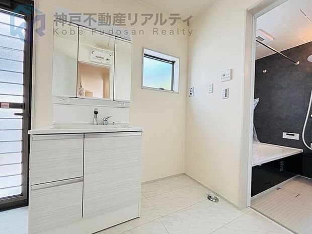 収納も兼ね備えた三面鏡付きの洗面化粧台で、朝の身支度もスムーズ！ミラー裏には化粧品や洗面用品類が収納できます